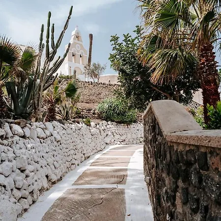 Crown Cactus Cave Mesariá